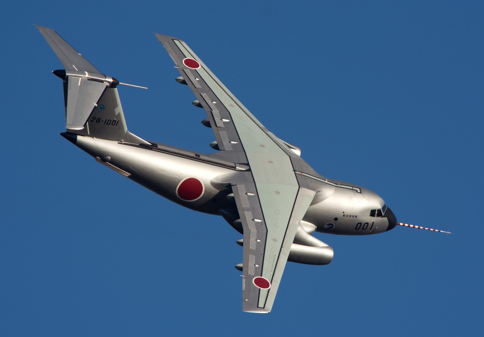 航空自衛隊C-1輸送機が旋回飛行