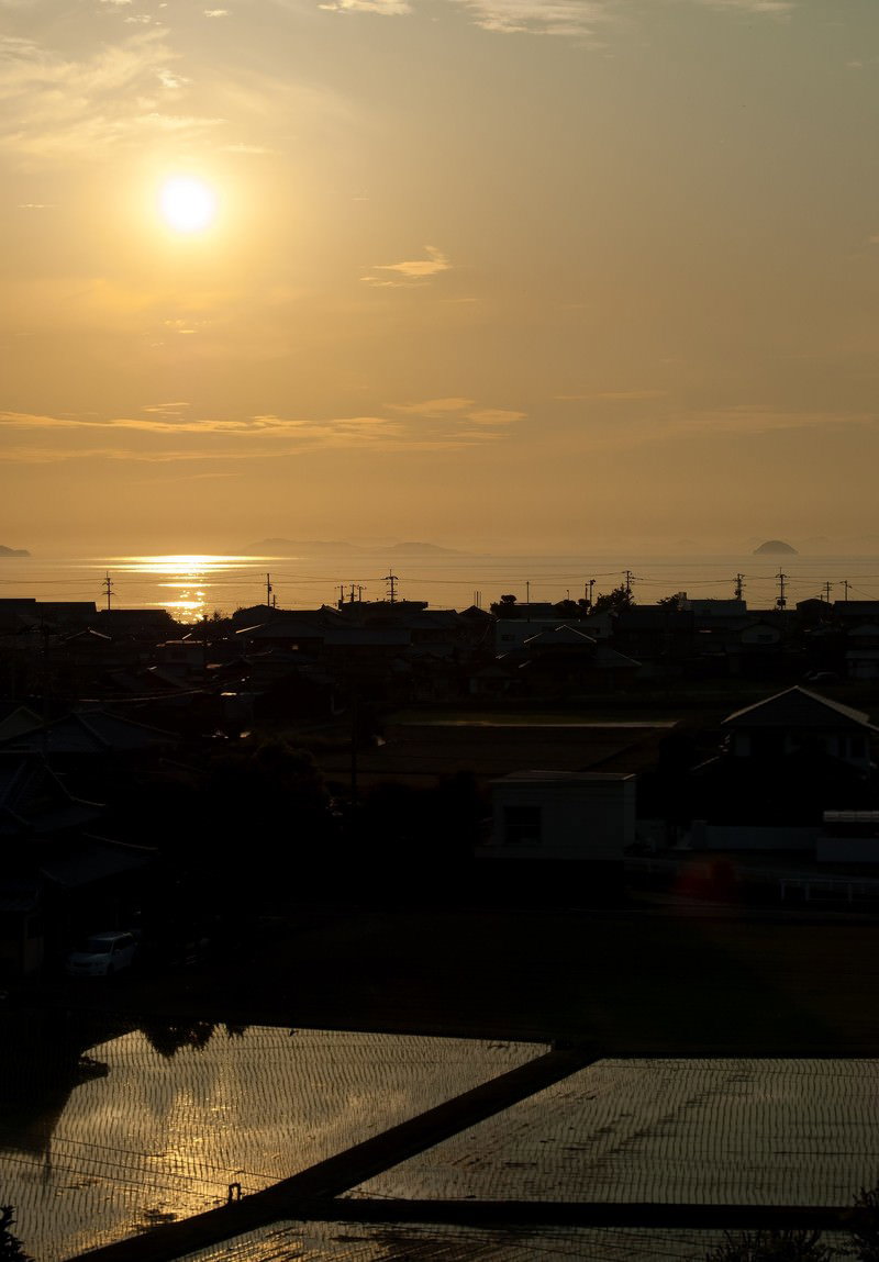 豊浜SA展望台から望む夕暮れの燧灘と街並み