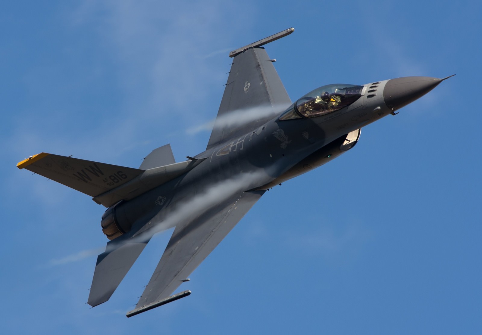 青空を飛行する米軍F-16戦闘機