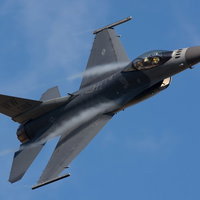 米軍F-16戦闘機の写真