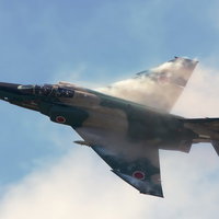 ベイパーを背負ったRF‐4の写真