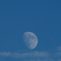 青空に浮かぶ月の写真