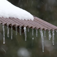 トタン屋根の氷柱の写真