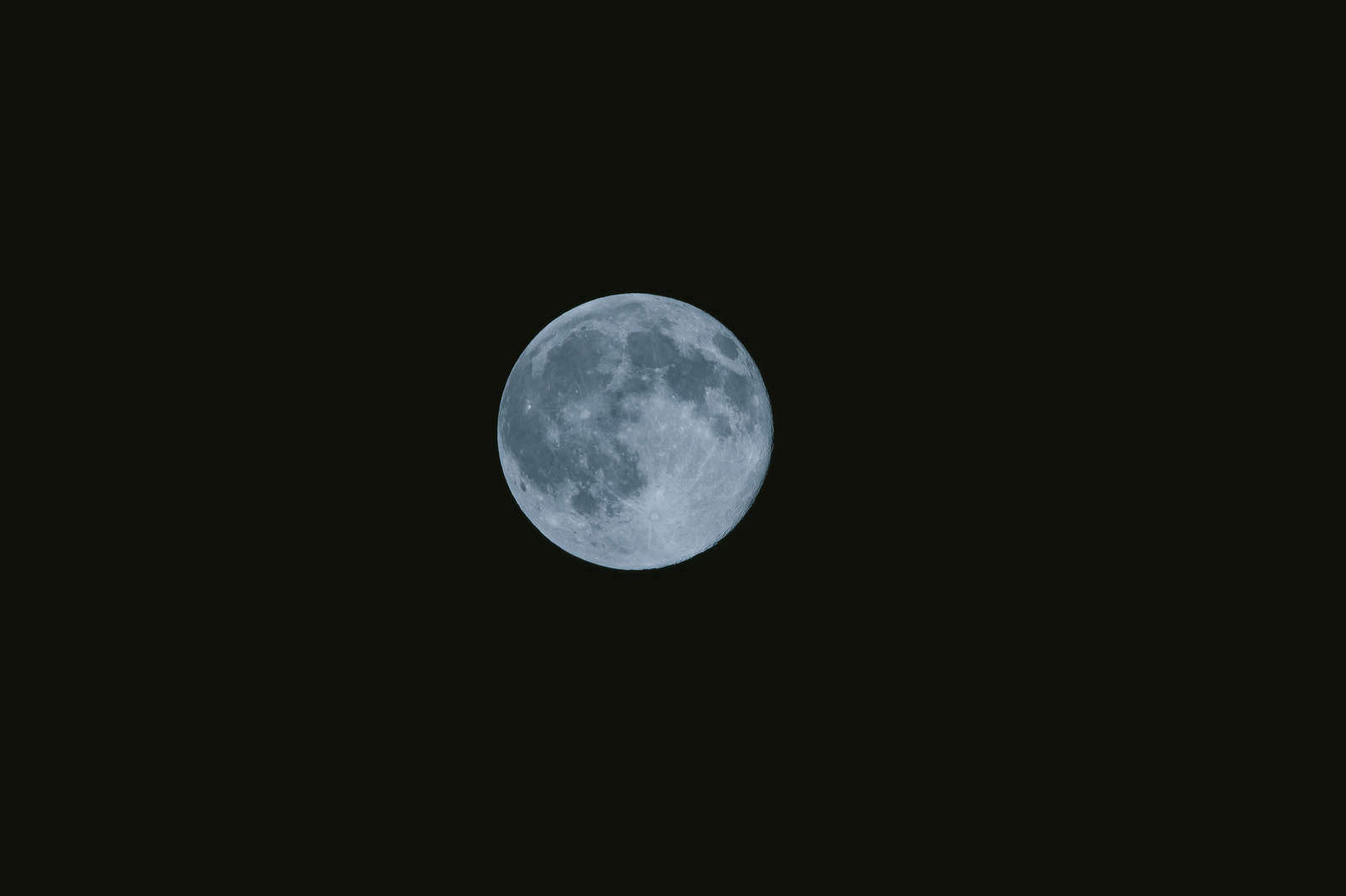 漆黒の夜空に浮かぶ満月
