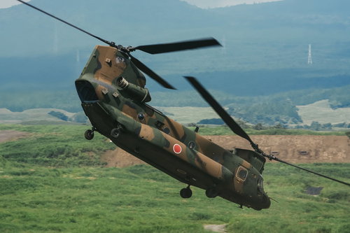任務を終え、急いで離脱する大型輸送ヘリコプター（CH-47）