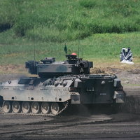 泥を蹴散らし進む89式装甲戦闘車の写真