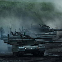砲身を目標に向けたまま進む90式戦車の写真