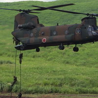 CH‐47J（チヌーク）からの人員降下の写真