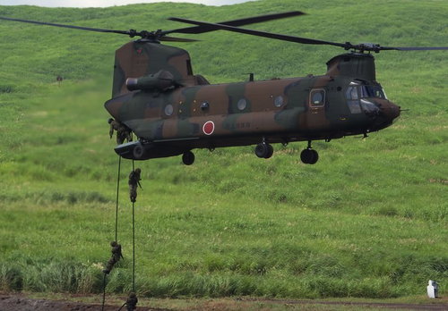 CH‐47J（チヌーク）からの人員降下