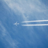 高空を進む（飛行機雲）の写真