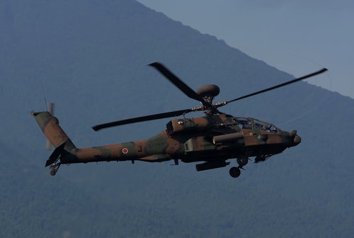 ローターベイパーを出して現れたAH-64D（アパッチ）