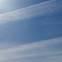 飛行機雲が薄っすらと消えてゆくの写真