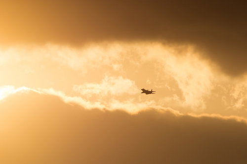 雲分かち現れる鋼鉄の鷲（F-15）