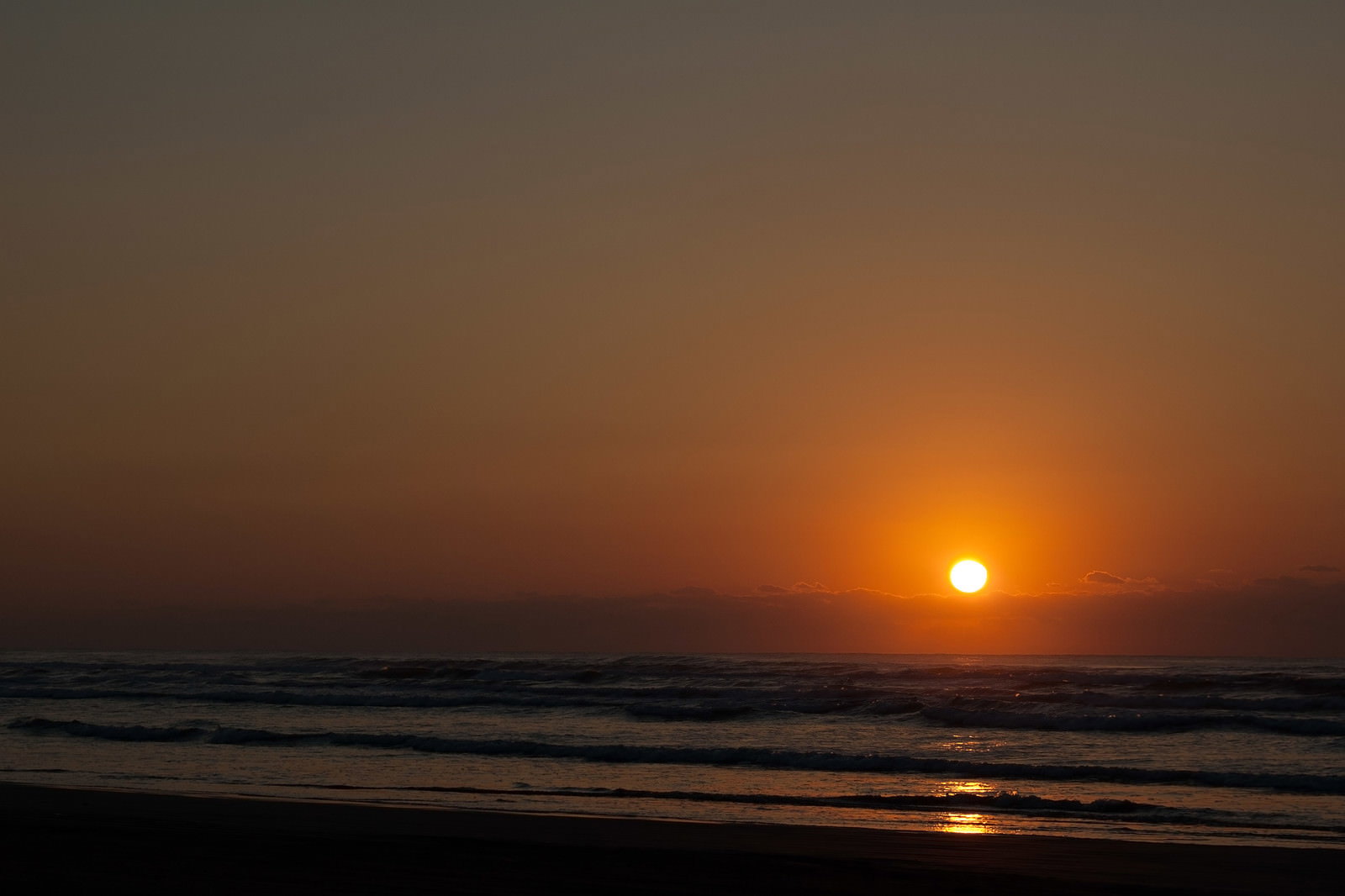 日本海に沈む夕日の写真素材 - フリー素材ぱくたそ