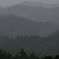 雨に煙る山並みの写真