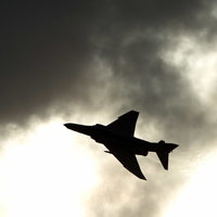戦闘機のシルエットの写真