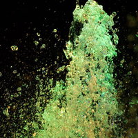 ライトアップされた噴水の踊る水の写真