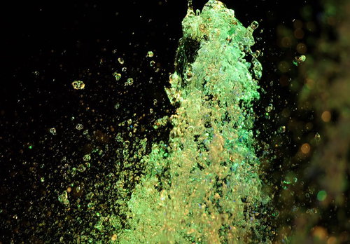 ライトアップされた噴水の踊る水