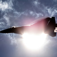太陽と重なるF-15（306飛行隊）の写真