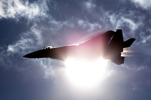 太陽と重なるF-15（306飛行隊）