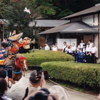 古殿八幡神社の境内で行われる流鏑馬の演技の写真