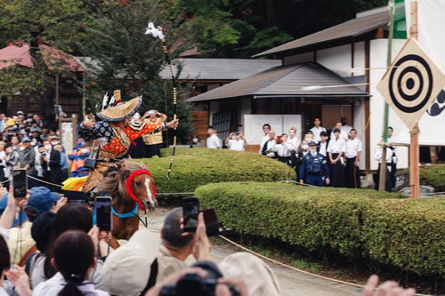 古殿八幡神社の境内で行われる流鏑馬の演技