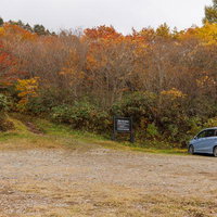猪苗代町の沼尻登山口駐車場と秋色に染まる安達太良山の写真