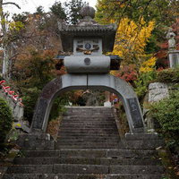 福島県本宮市の岩角山岩角寺境内に立つ照干一隅燈籠の写真