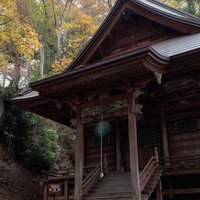 秋の紅葉に囲まれた岩角寺の那智観音堂は福島県本宮市の歴史的木造建築の写真