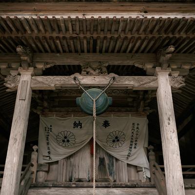 朱色の玉垣が美しい伏見稲荷大社本殿裏にあるお山遥拝所の写真素材