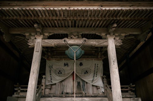 岩角寺の参拝前に飾られた装飾された鰐口と納奉幕