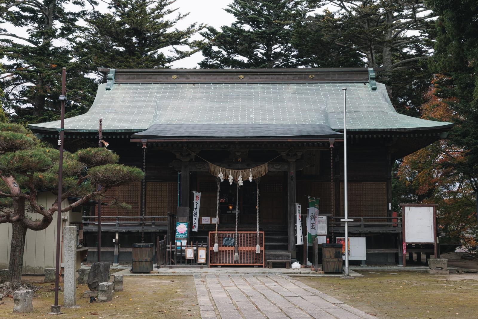 三春大神宮境内に建つ社の正面。瓦葺屋根と幣串が見える