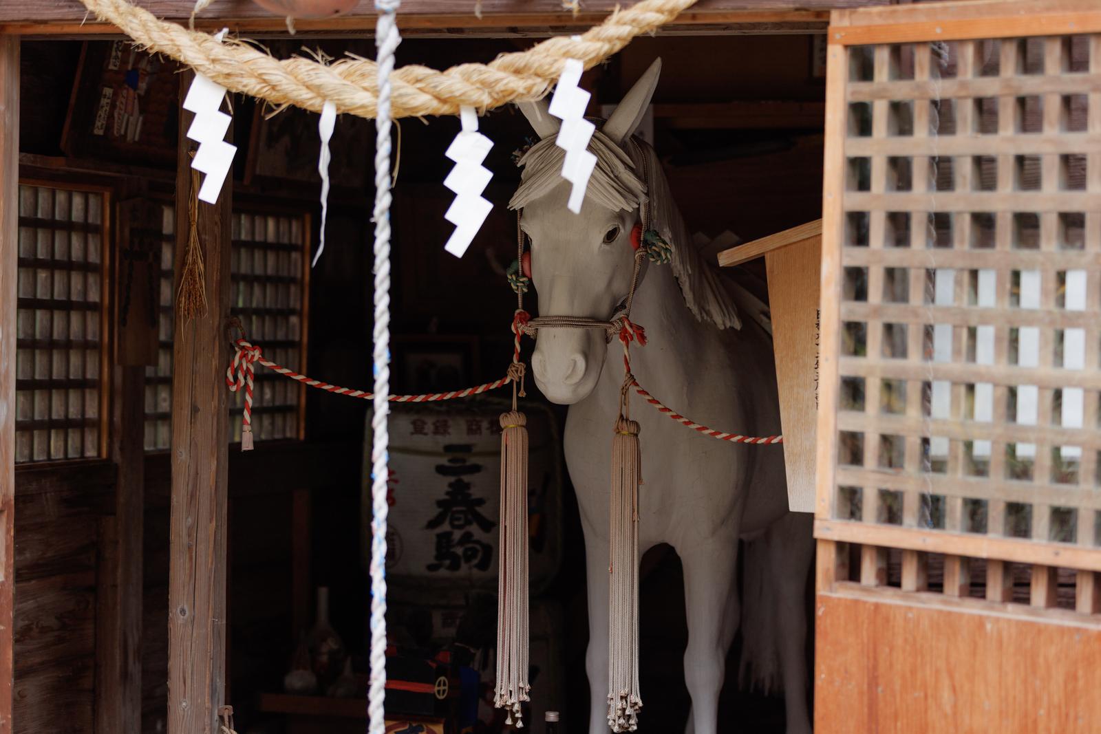 三春神社の社殿に立つ御神馬像
