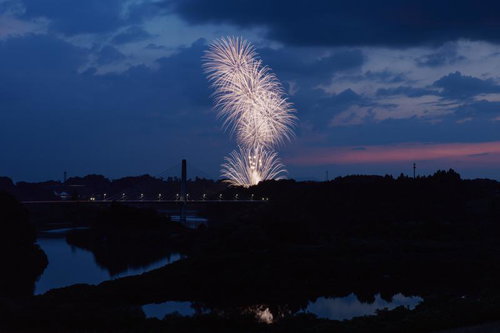 三春町の花火大会で夜空に咲く打ち上げ花火