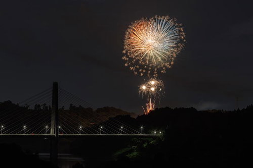 三春町の花火大会で夜空に咲く打ち上げ花火と春田大橋