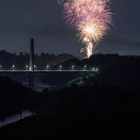 福島県三春町の打ち上げ花火と三春大橋のライトアップ夜景の写真