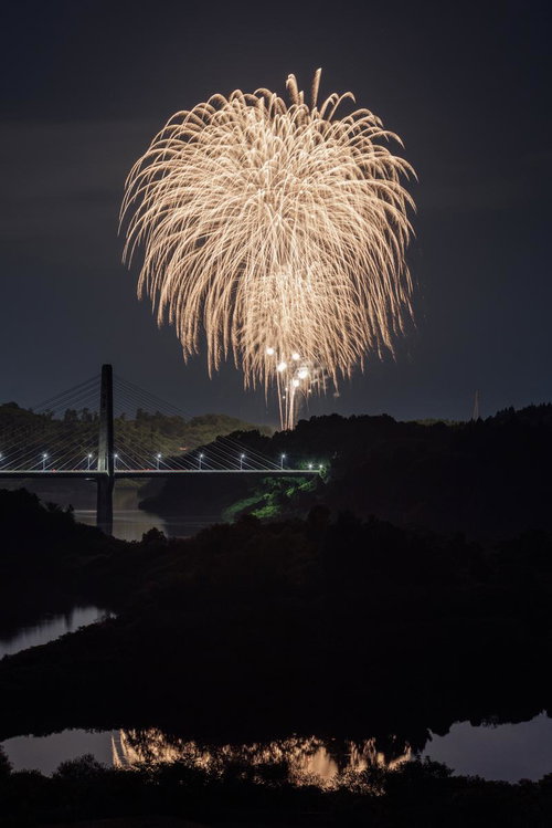 三春大橋と夜空に咲く三春花火大会の打ち上げ花火
