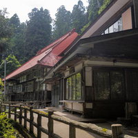 東堂山満福寺の参道へ向かう木製の柵と赤い瓦屋根の建物の写真