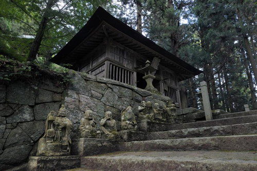 東堂山満福寺の石段に並ぶ羅漢の石像と黒木造建築
