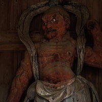 東堂山満福寺の境内に安置された仁王像の阿形の写真