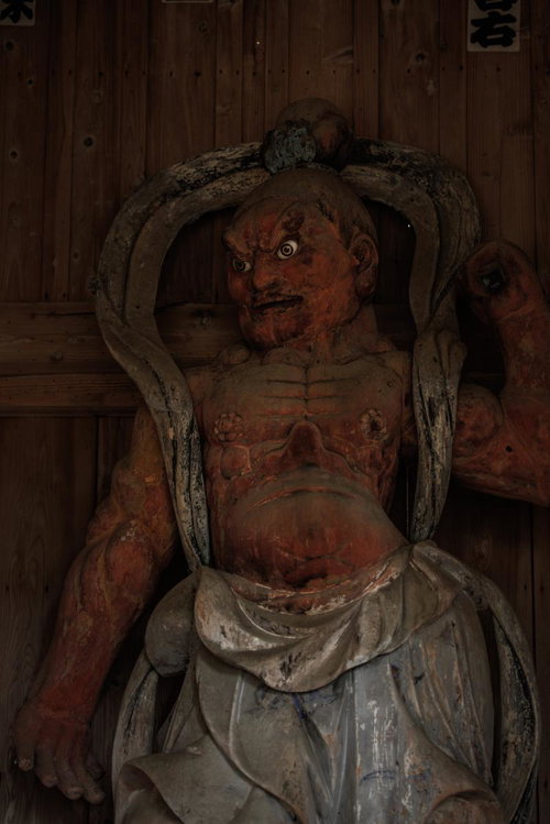 東堂山満福寺の境内に安置された仁王像の阿形