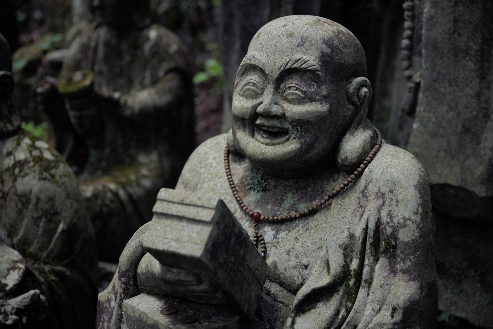 ニヤリと笑う東堂山満福寺の羅漢石像の写真素材 - フリー素材ぱくたそ