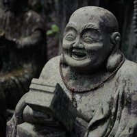 ニヤリと笑う東堂山満福寺の羅漢石像の写真