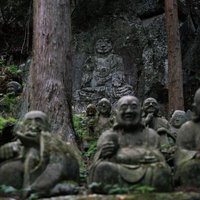 羅漢を見下ろす東堂山満福寺境内の石造お釈迦様の写真