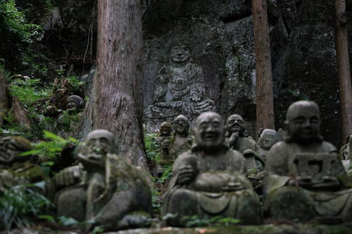 羅漢を見下ろす東堂山満福寺境内の石造お釈迦様