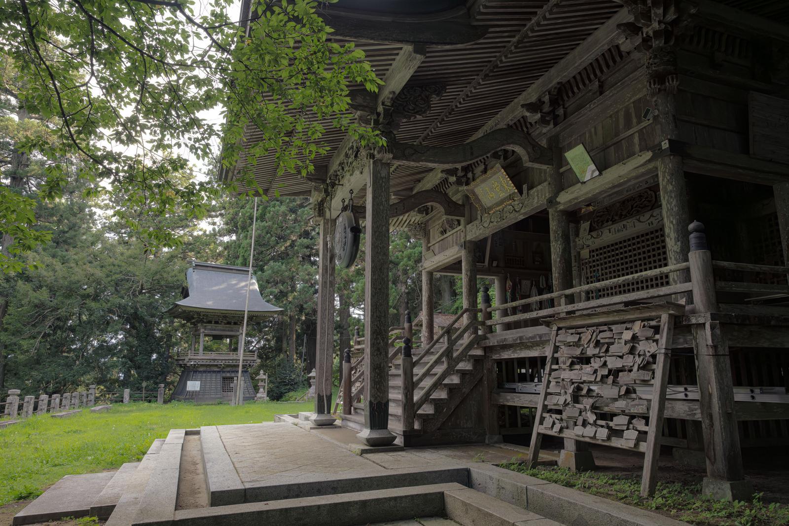 東堂山満福寺の観音堂と絵馬