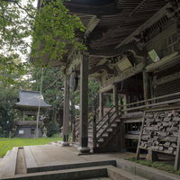 東堂山満福寺の観音堂から見える地蔵堂と境内の写真