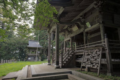 東堂山満福寺の観音堂から見える地蔵堂と境内