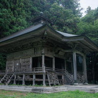 樹齢を重ねた杉林に囲まれた観音堂の静寂（東堂山満福寺の境内）の写真