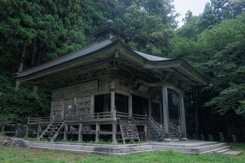 樹齢を重ねた杉林に囲まれた観音堂の静寂（東堂山満福寺の境内）